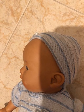 Muñeco bebé con traje azul y gorrito