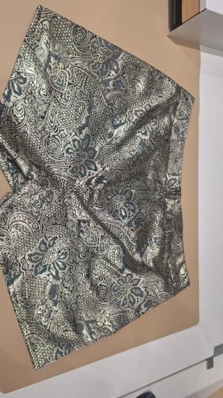 Pantalón de vestir dorado y plateado