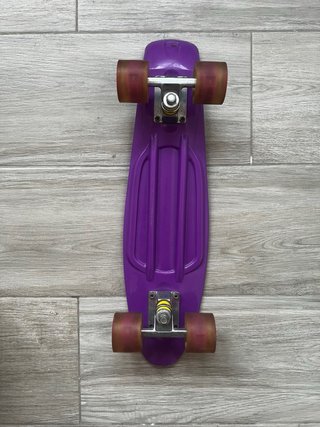 Monopatín morado