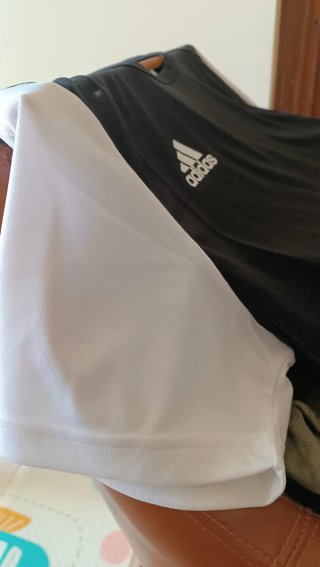 Camiseta Adidas Deportiva Negra y Blanca