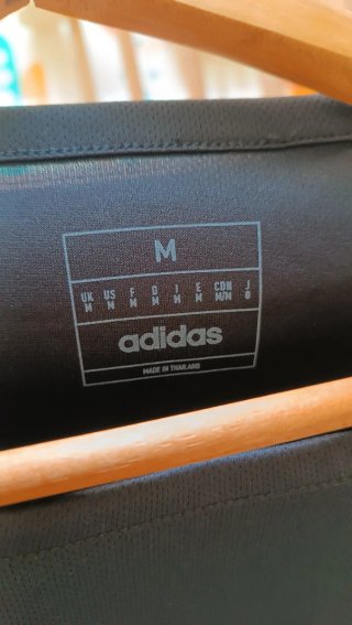 Camiseta Adidas Deportiva Negra y Blanca