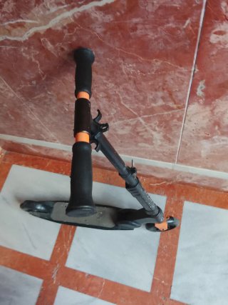 Patinete  Negro y Naranja