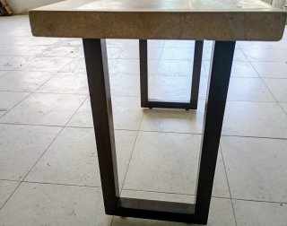 Mesa de centro beige de mármol