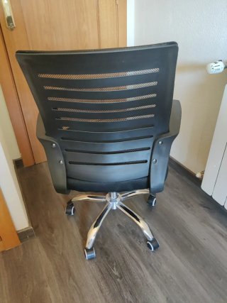 Silla de oficina negra y plateada