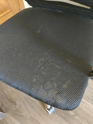 Silla de oficina negra y plateada