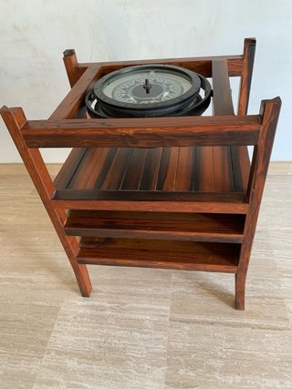 Mesa centro con brújula antigua hecha a mano