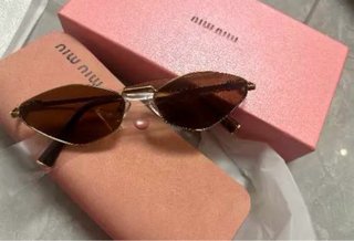 Gafas de sol Miu Miu marrones y doradas