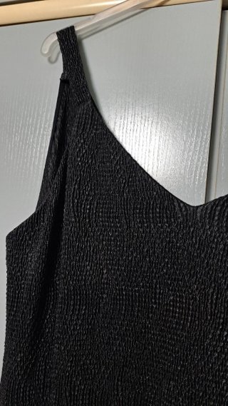 Vestido negro con flor