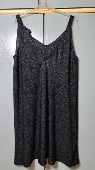Vestido negro con flor