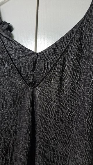 Vestido negro con flor