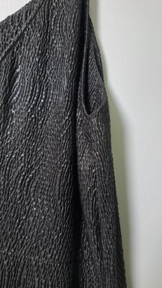 Vestido negro con flor
