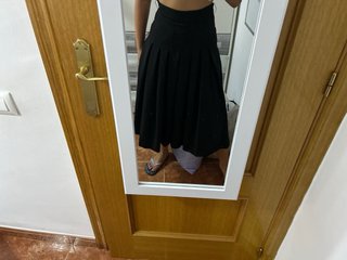 Falda negra plisada