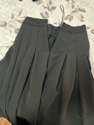Falda negra plisada