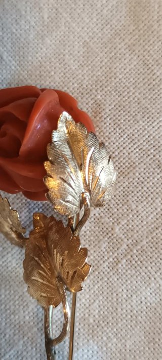 Spilla oro giallo 18K (750) e corallo
