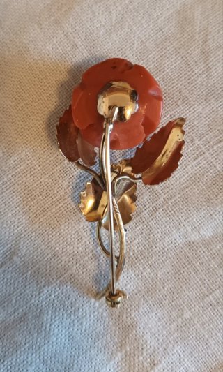 Spilla oro giallo 18K (750) e corallo