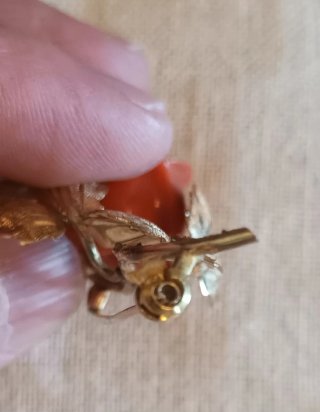 Spilla oro giallo 18K (750) e corallo