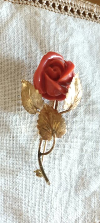Spilla oro giallo 18K (750) e corallo
