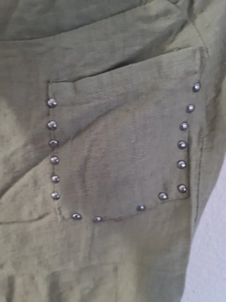 Pantalón lino verde con tachuelas