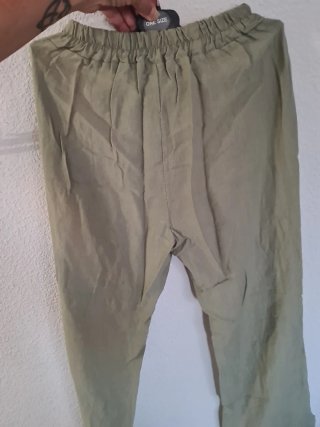 Pantalón lino verde con tachuelas