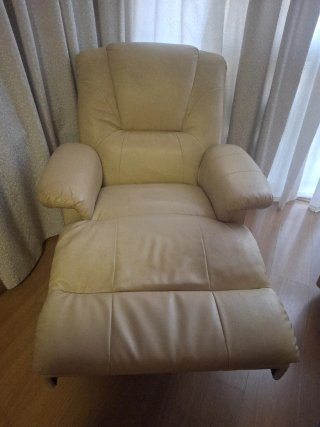 Sillón reclinable de piel beige