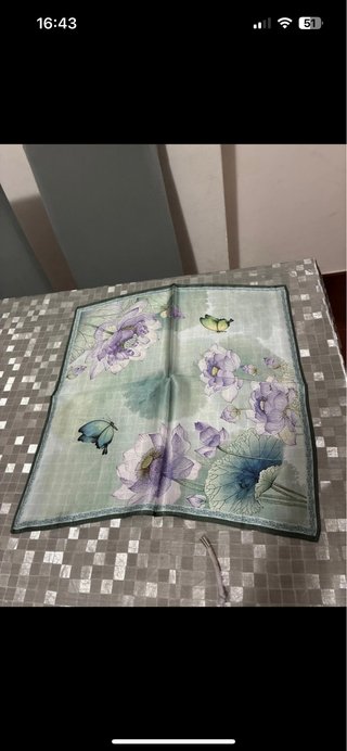 Foulard seta con fiori e farfalla