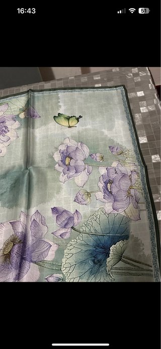 Foulard seta con fiori e farfalla