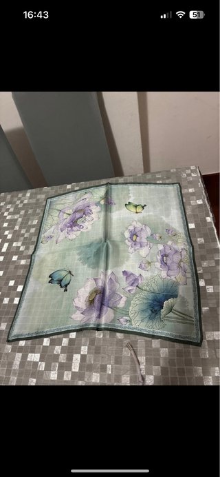 Foulard seta con fiori e farfalla