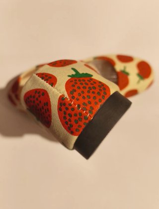 Zapatos estilo Pinup con estampado de fresas