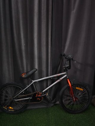 Bicicleta BMX Gris y Naranja