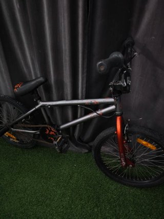 Bicicleta BMX Gris y Naranja