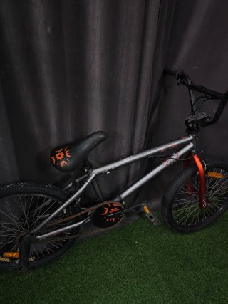 Bicicleta BMX Gris y Naranja
