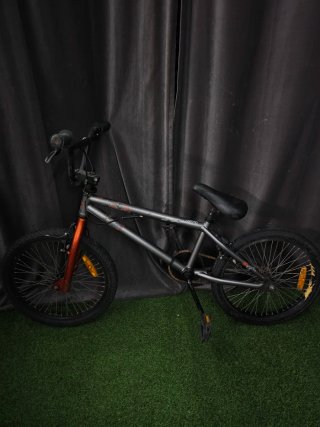 Bicicleta BMX Gris y Naranja