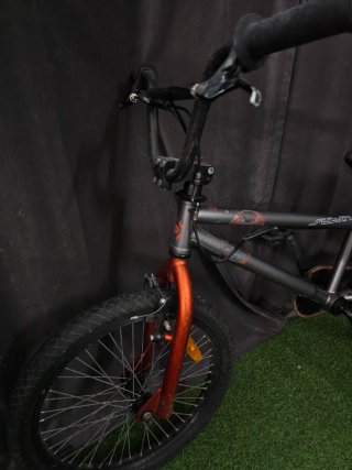 Bicicleta BMX Gris y Naranja