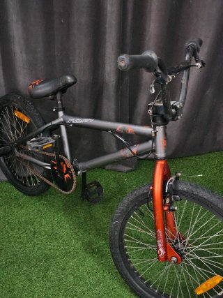 Bicicleta BMX Gris y Naranja