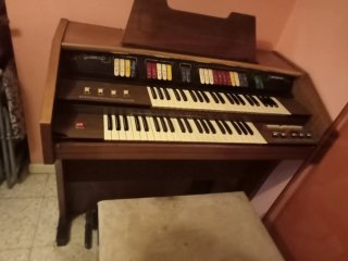Órgano electrónico con banqueta