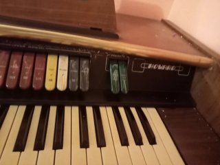 Órgano electrónico con banqueta