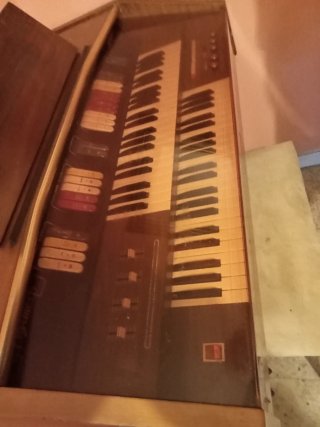 Órgano electrónico con banqueta