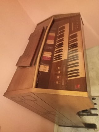 Órgano electrónico con banqueta