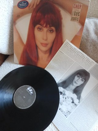 CHER " Love Hurts" LP Vinilo 1991 -Spain-