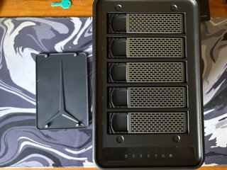 Yottamaster NAS DM500 5 Bahías - Nuevo