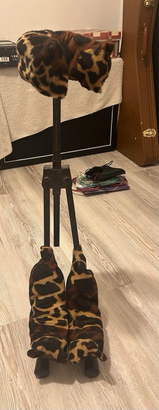 Soporte de guitarra con acolchado de leopardo