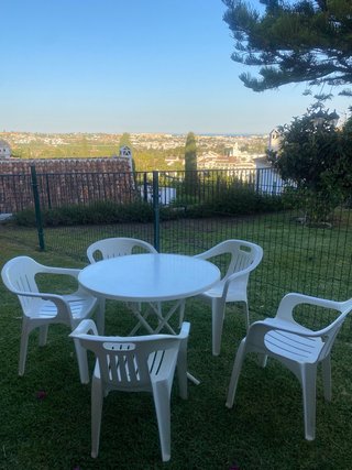 Mesa y 5 Sillas de Plástico Blancas