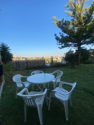 Mesa y 5 Sillas de Plástico Blancas