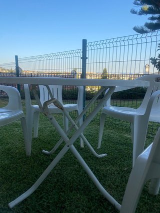 Mesa y 5 Sillas de Plástico Blancas