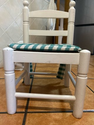 Mesita blanca con 2 sillas