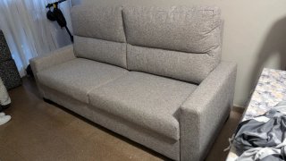 Sofá de tela gris