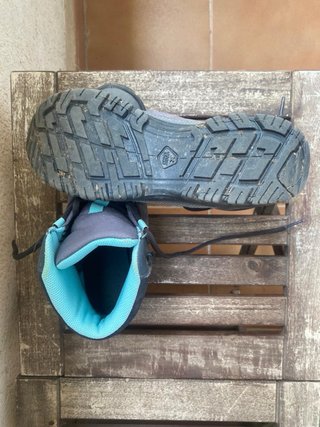Botas de montaña Quechua grises y turquesa