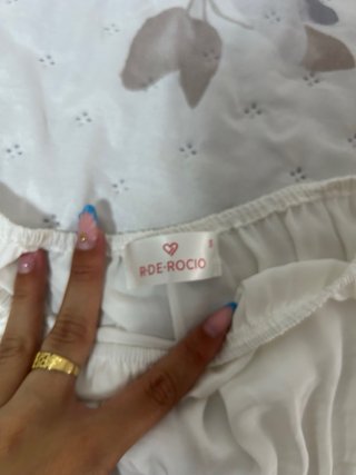 Vestido blanco de verano con mangas abullonadas