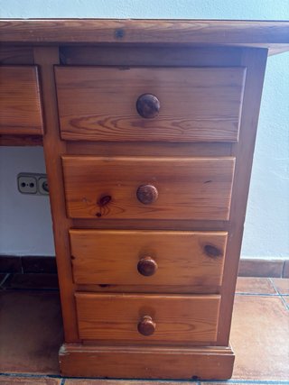 Escritorio de madera con silla