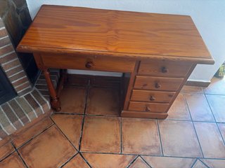 Escritorio de madera con silla